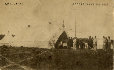 16168 Gezicht op een ambulancetent met een groepje militairen in het Kamp van Zeist te Zeist.